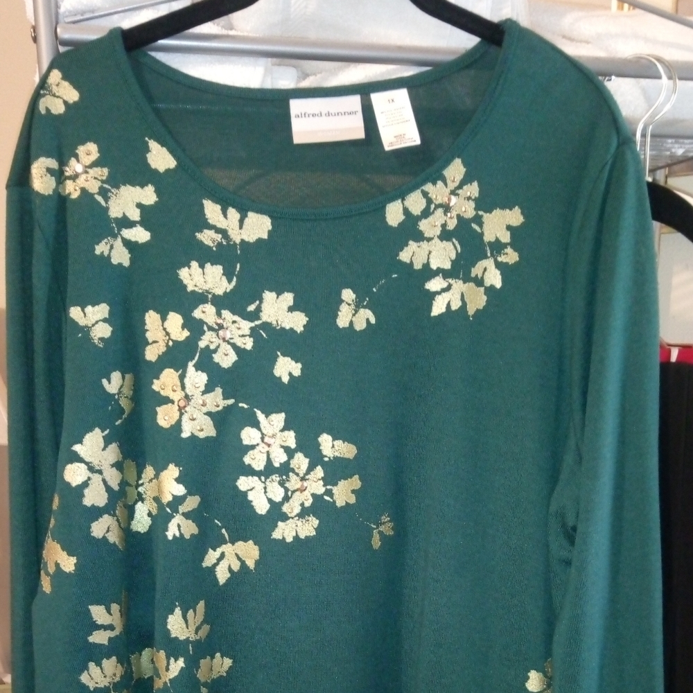 Woman's top with long sleeves